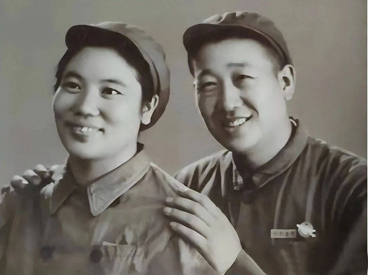 (入朝慰问演出前常香玉与丈夫陈宪章合影)义演结束,常香玉又于1952年3