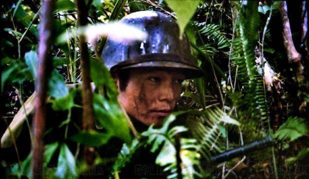 尹光忠不作片刻停顿,马上瞅准此前被他踢倒在地的敌兵开了一枪,将其