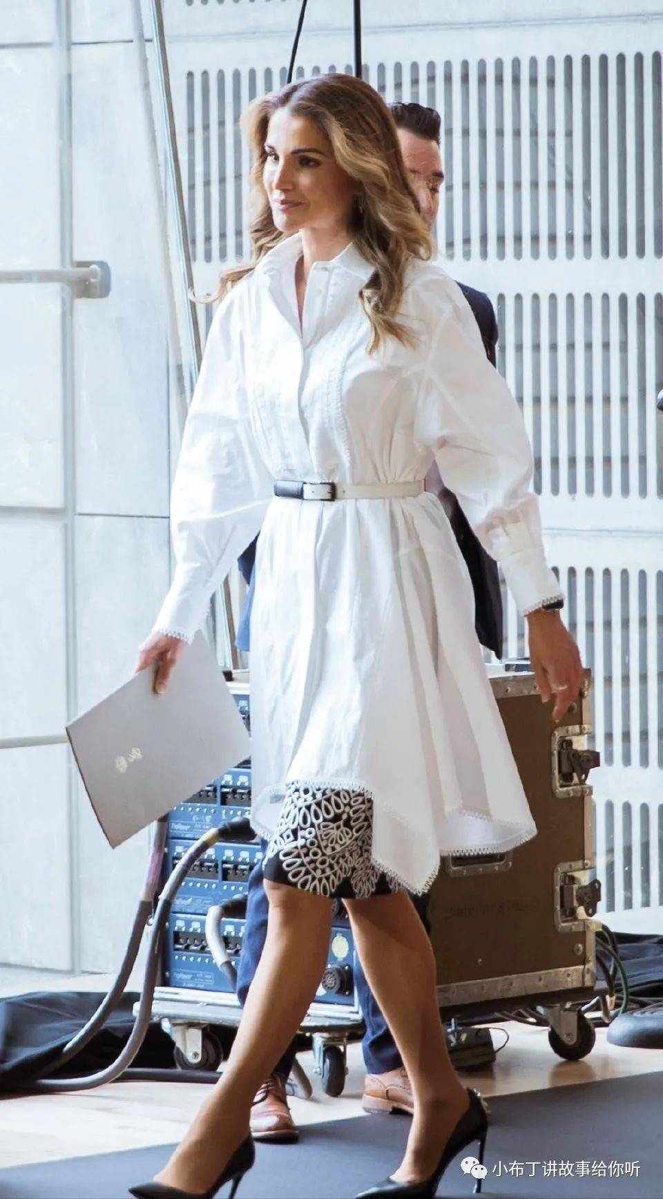 坦率来讲的话,虽然约旦不怎么有钱,但是约旦皇后对于大牌衣服,那是