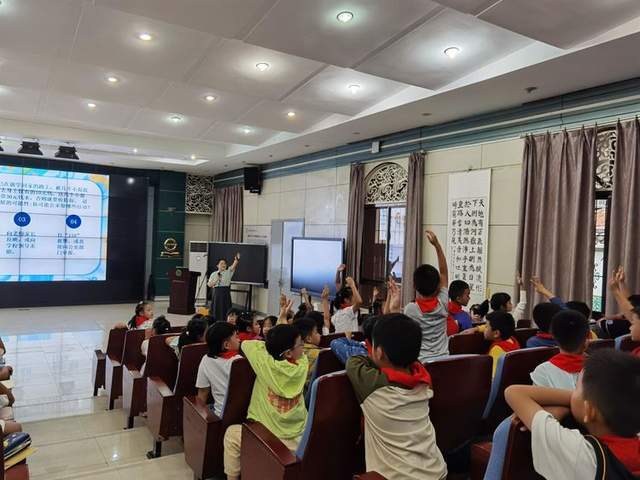 湖北省武昌实验小学两湖书苑开展 与你同行健康成长 未成年人保护普法