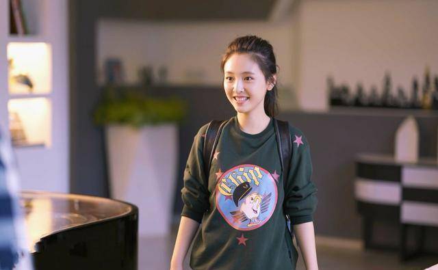 吴倩靠一件卫衣出圈,简约的单品,轻松穿出校园风_显得_白色_蓝色