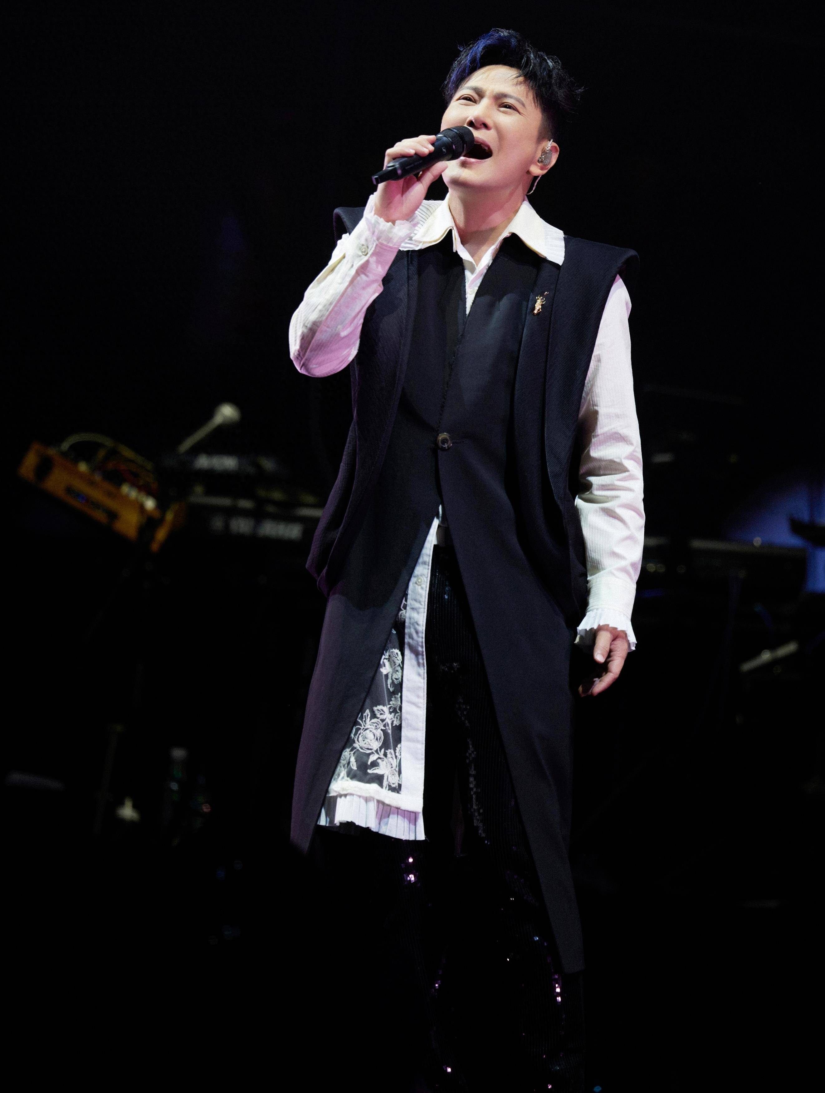 0北京站首场告捷,张信哲红色西装造型惊艳众人_歌迷_福地_演唱会