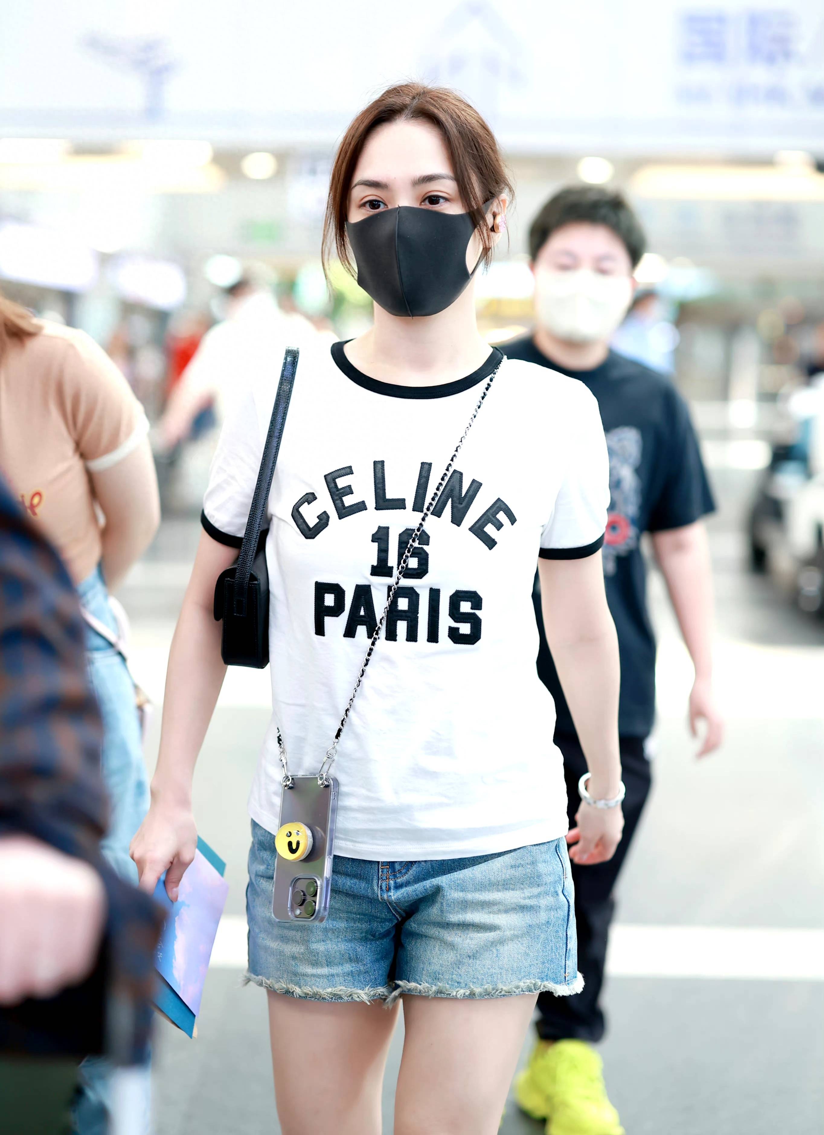 穿简单的白t配牛仔裤,也有独特的美_短裤_白色_风格