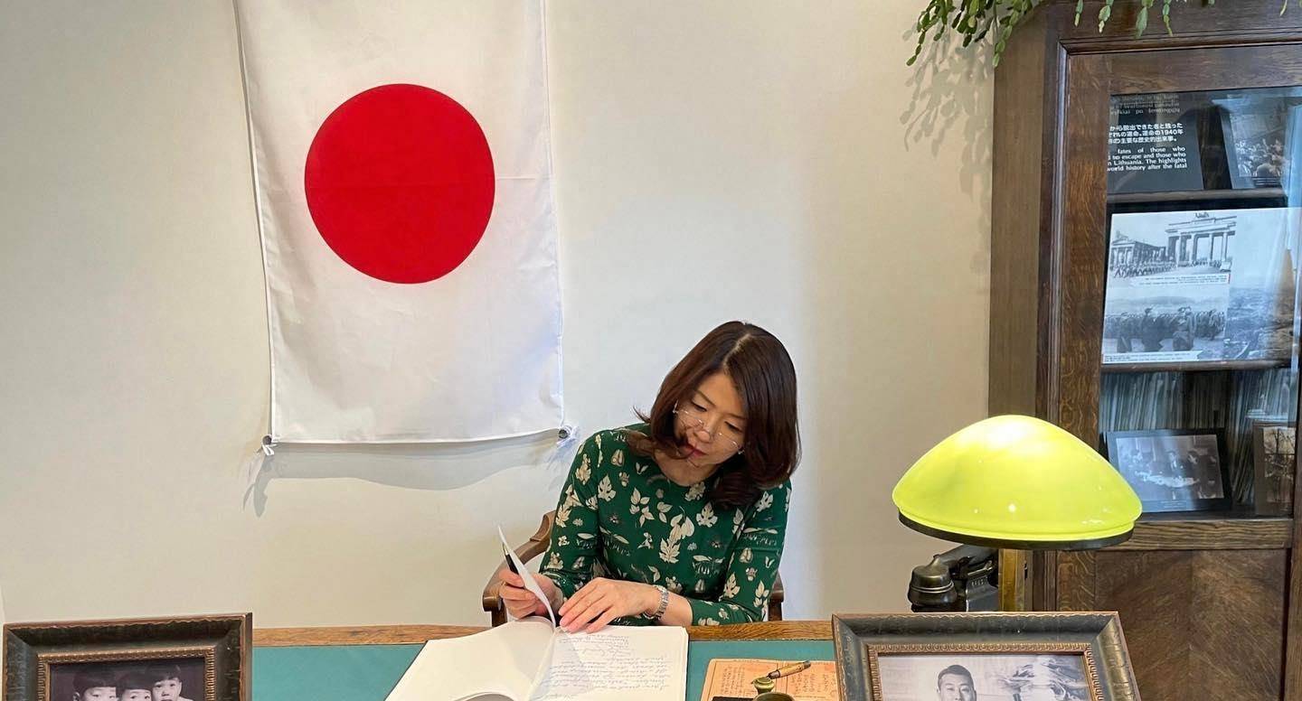 穿向日葵裙尽显东方美,比韩国夫人更有魅力_风格_金建_亚洲