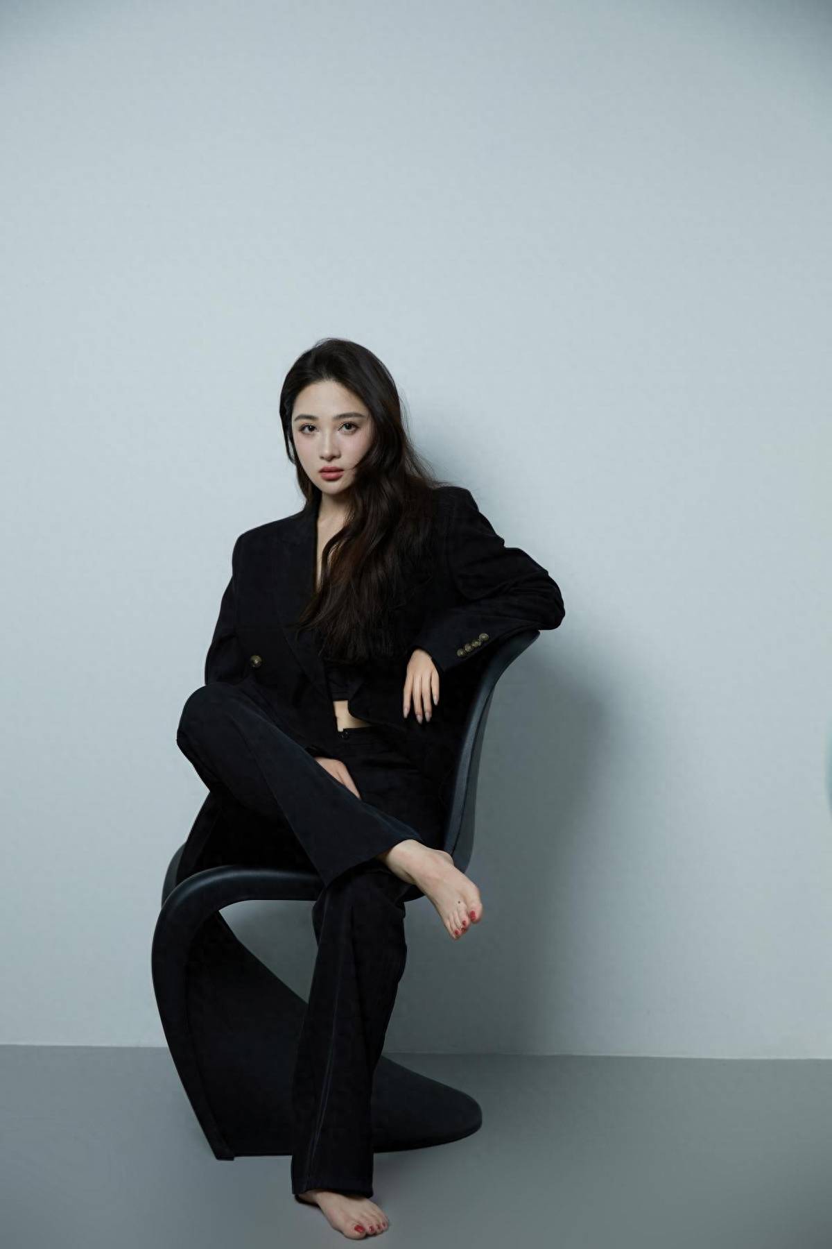 孙嘉璐制片人事业飞升,秒变黑西装霸总,果然甜妹a起来也很帅_励志