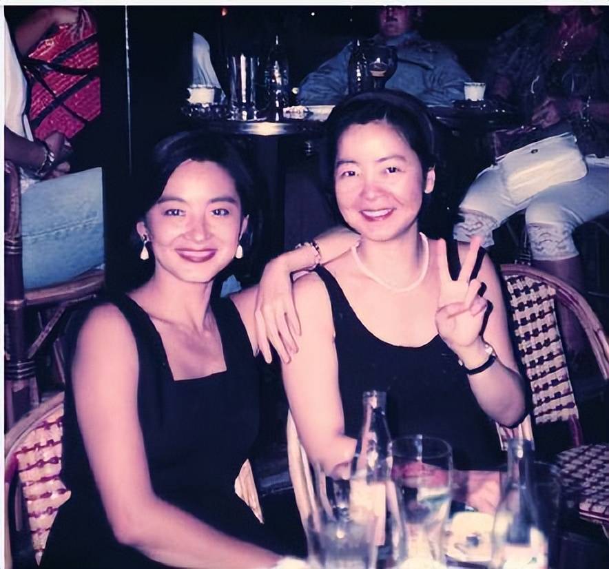 惊艳照片曝光!90年邓丽君和林青霞比基尼合影,如今成绝版