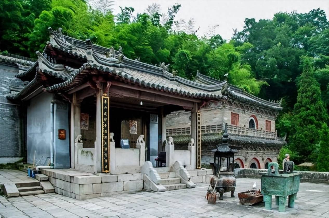 日军包围隆昌寺,索要新四军伤员,方丈指向大钟,日本人连忙下跪_中国