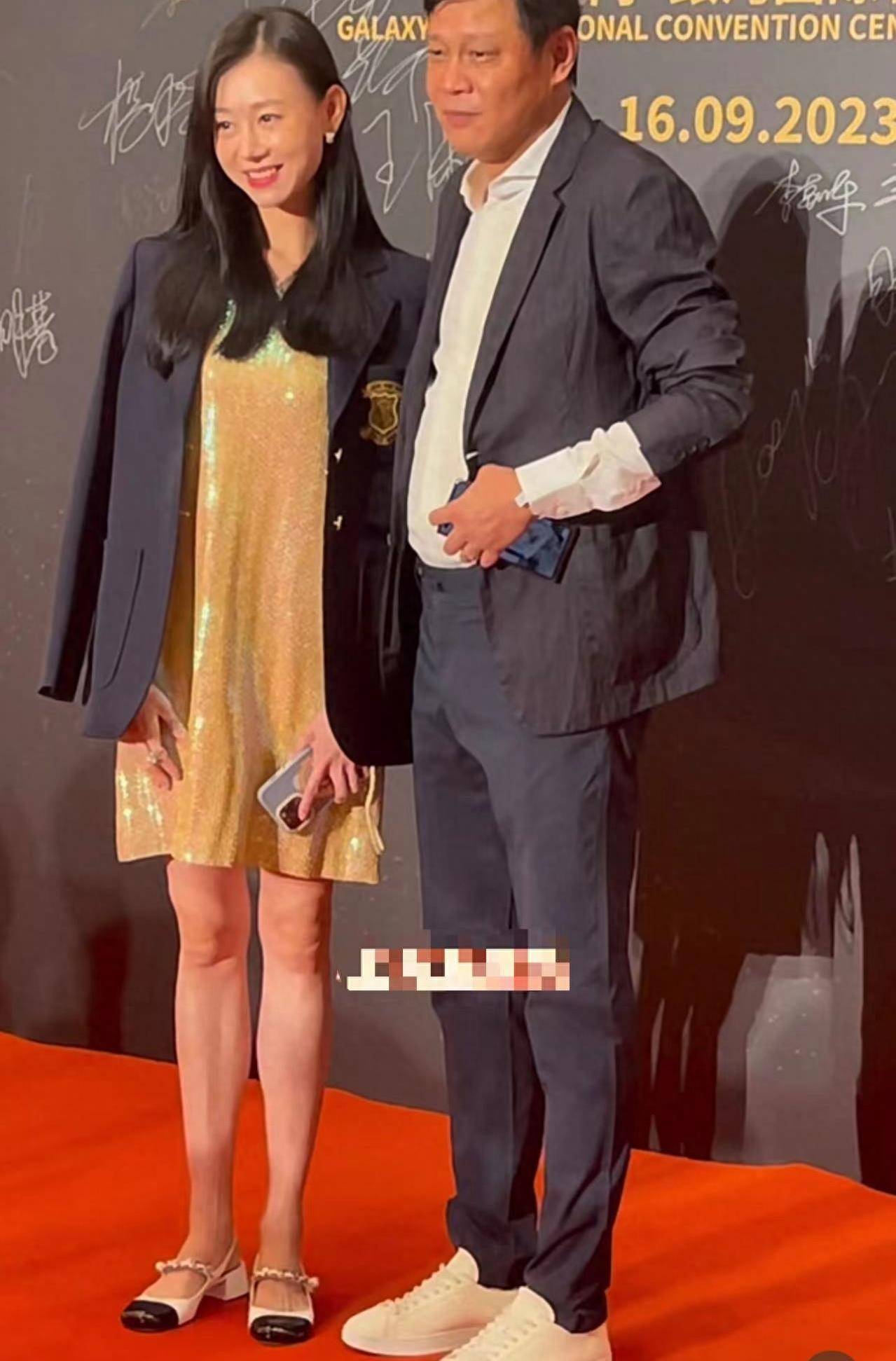 姚基金慈善晚宴:姚明老婆时尚犹存,范志毅夫妇甜蜜,易