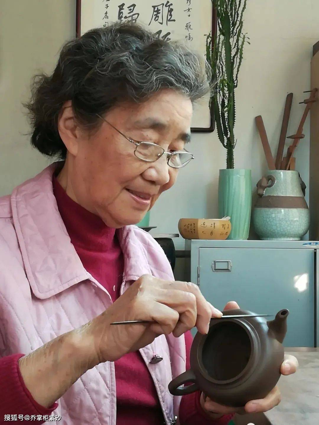 手把手教导李玮老师紫砂制壶技艺,同时周桂珍老师也是1986年把李玮