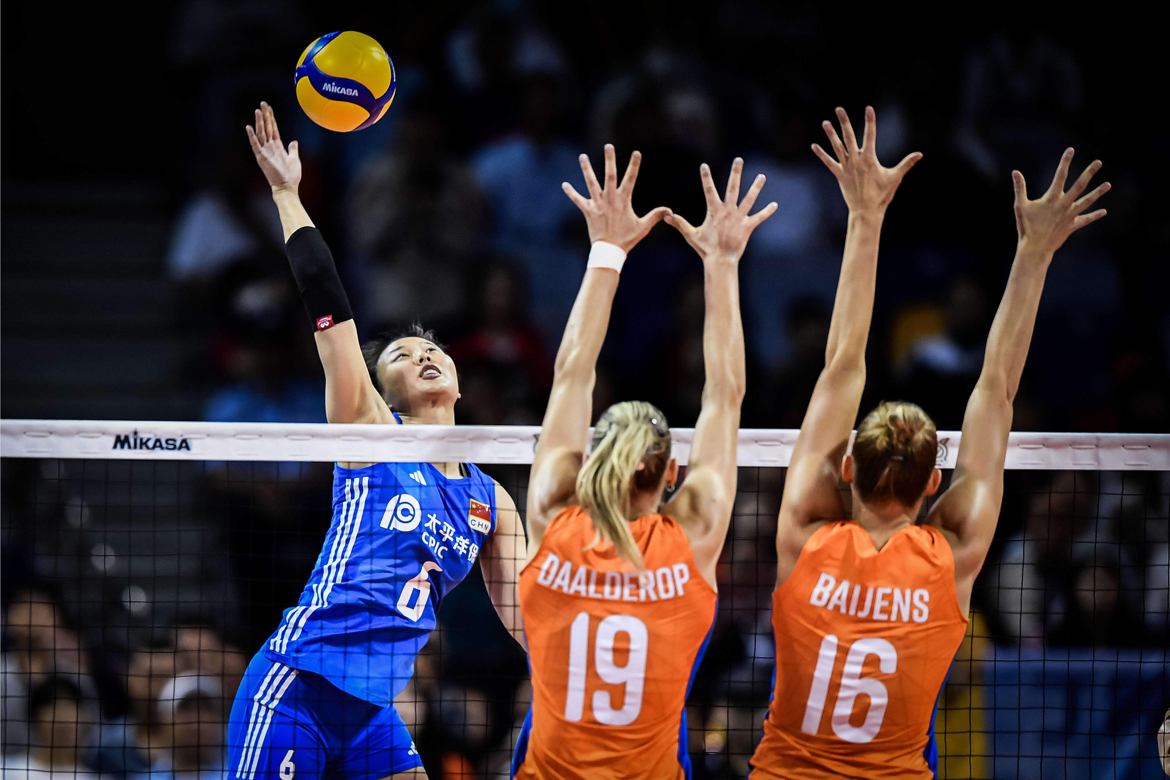 中国女排2-3输荷兰,出线彻底没戏,球迷喊话蔡斌:下课!