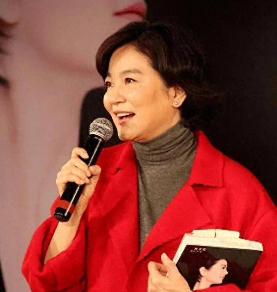 这是林青霞早年海边照片,脸上满是阳光的笑容,现在还笑得出来吗_邢李