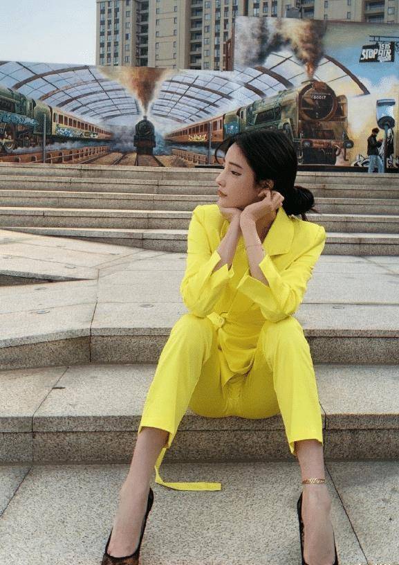 她照着女星的样子整容,31岁活得像少女,潘南奎的身段太美了_显得_面容