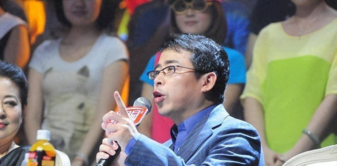 要求中国人向世界道歉,被央视开除的阿丘,如今的现状咎由自取_邱孟煌