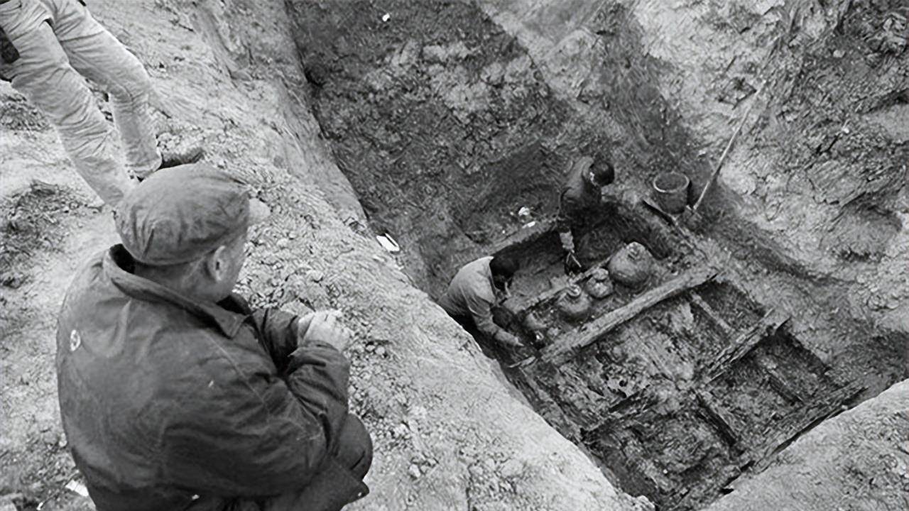 上世纪50年代,考古人员挖掘十三陵时,工地上来了一位古怪的老者