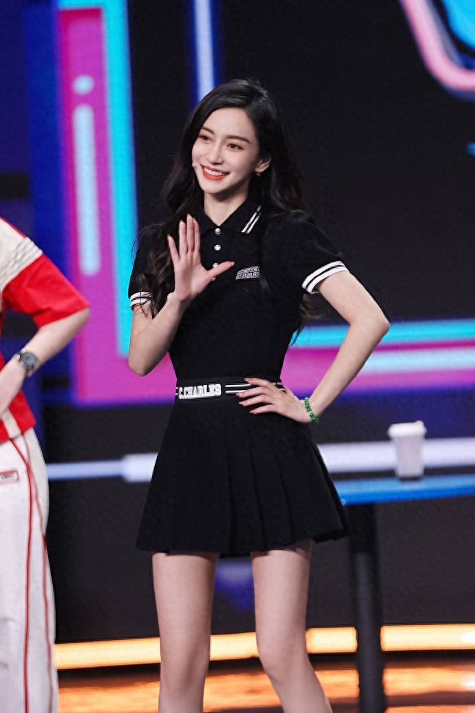 angelababy变身网球少女,黑色polo上衣搭配百褶网球裙,蹦蹦跳跳