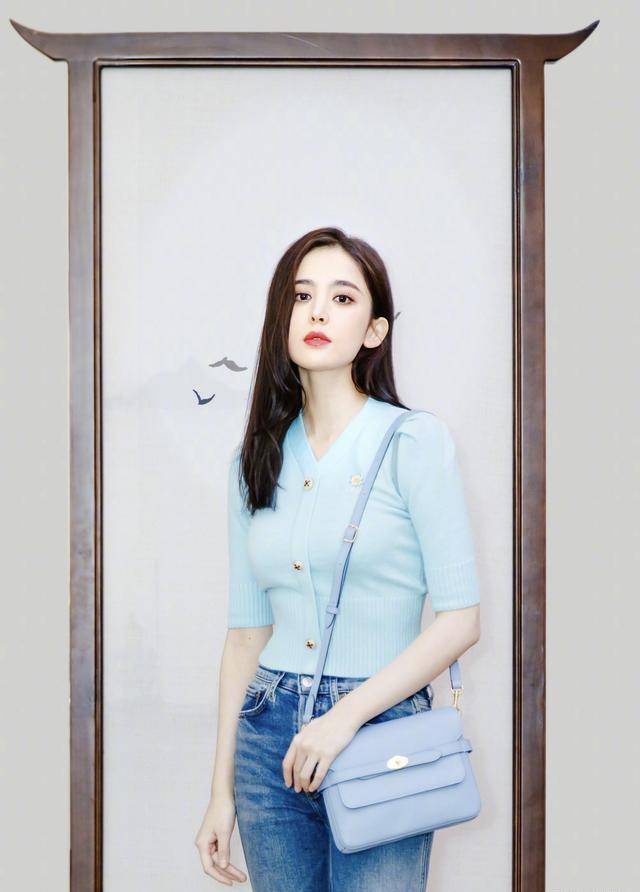 张翰前女友古力娜扎晒美照,清爽自然美丽,风姿卓越引人注目_牛仔裤
