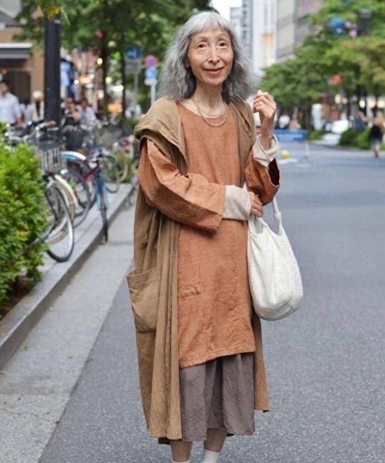 看着北京街头的老太太,发现她们的衣服整齐,灰色,古色古香_时尚_休闲