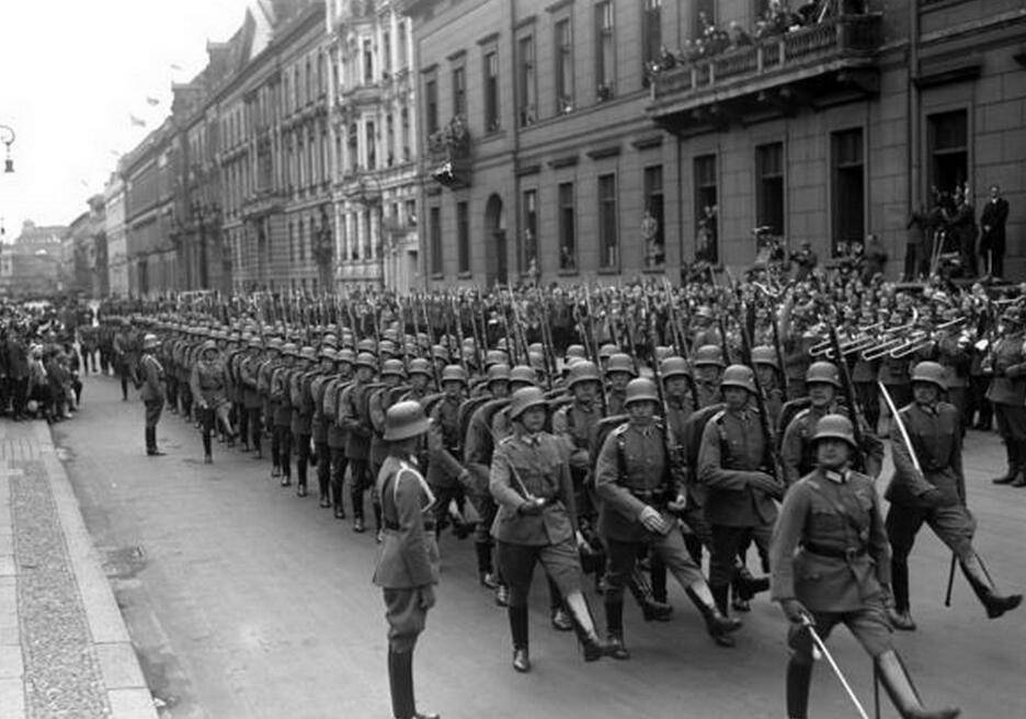 下图是一张德国一战时期的阅兵照片,检阅者是威廉二世皇帝,可以看出