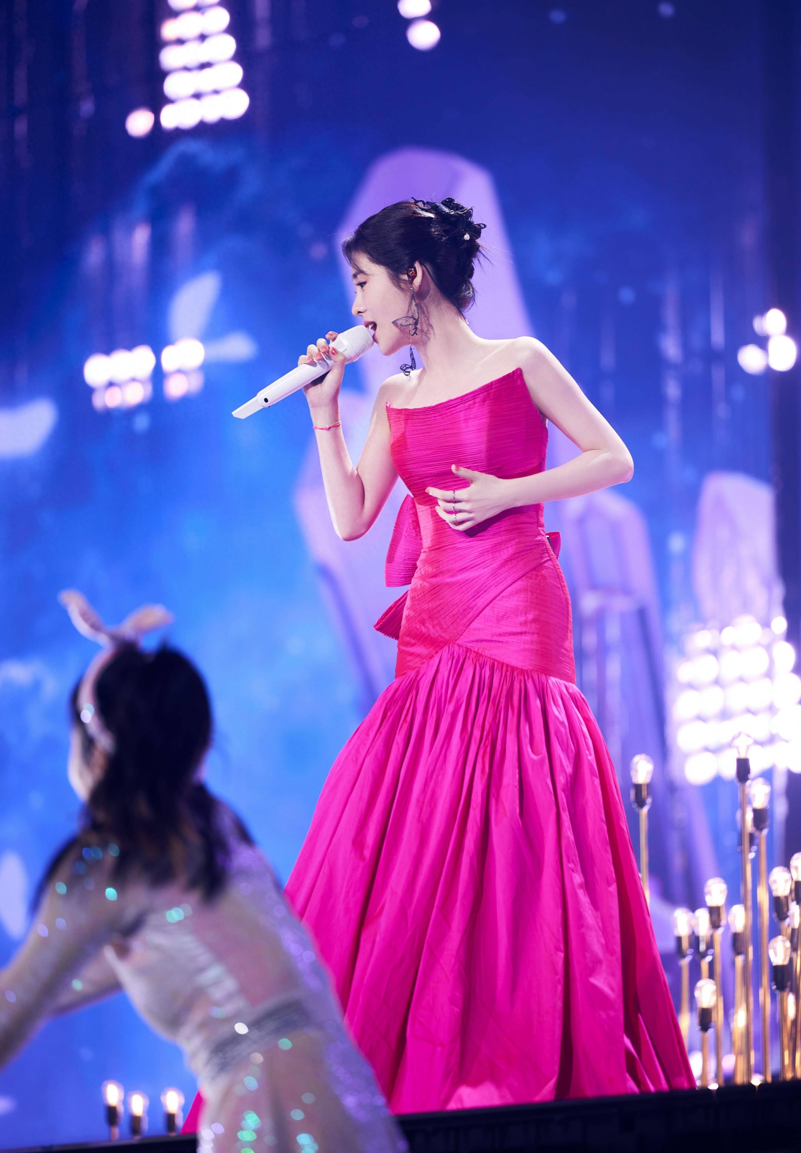 张碧晨裹臀长裙优雅动人_魅力_鲜红色_图片