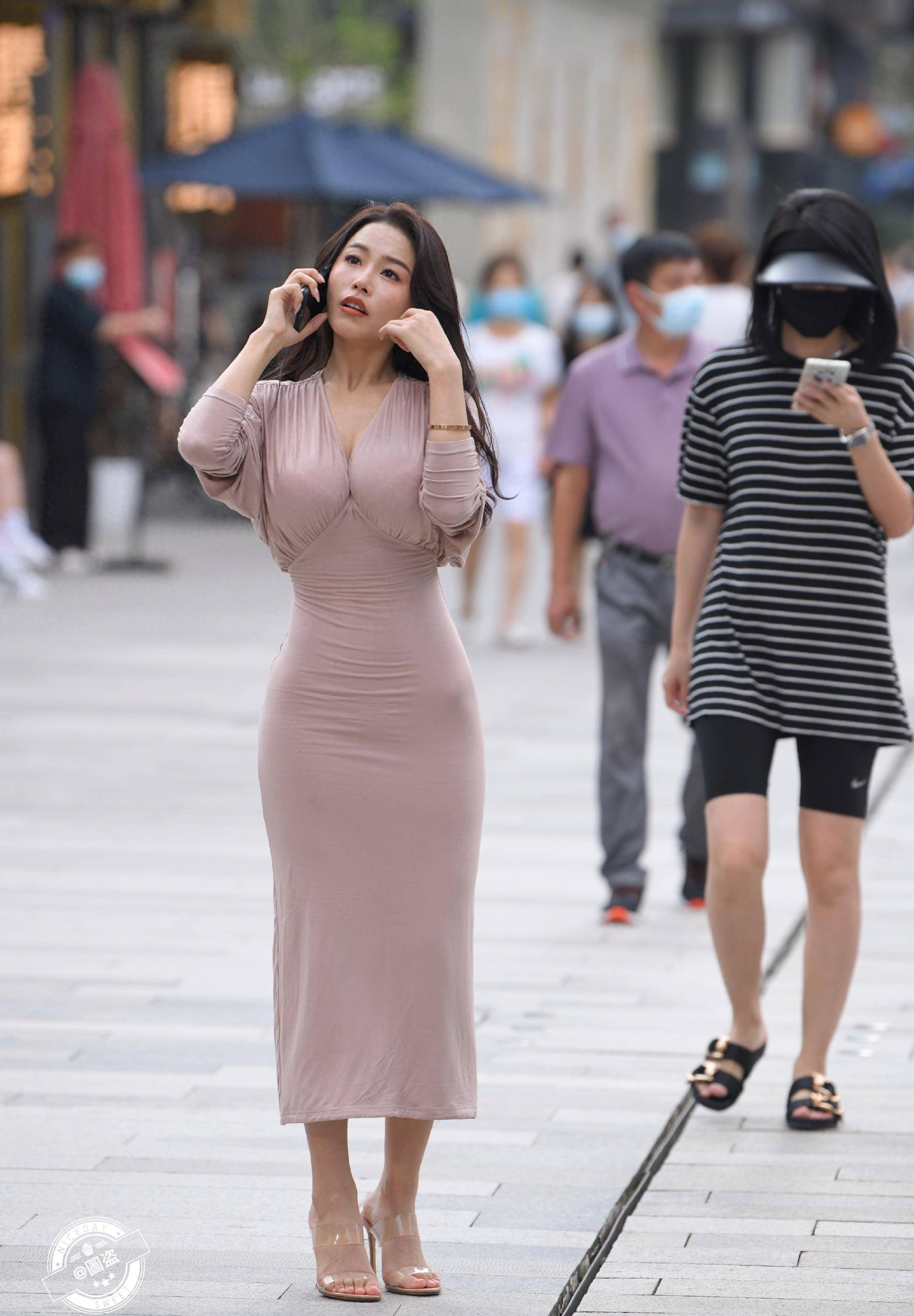 无论是a字裙,铅笔裙还是紧身裙的款式,都能增强身体的曲线,让整个形象