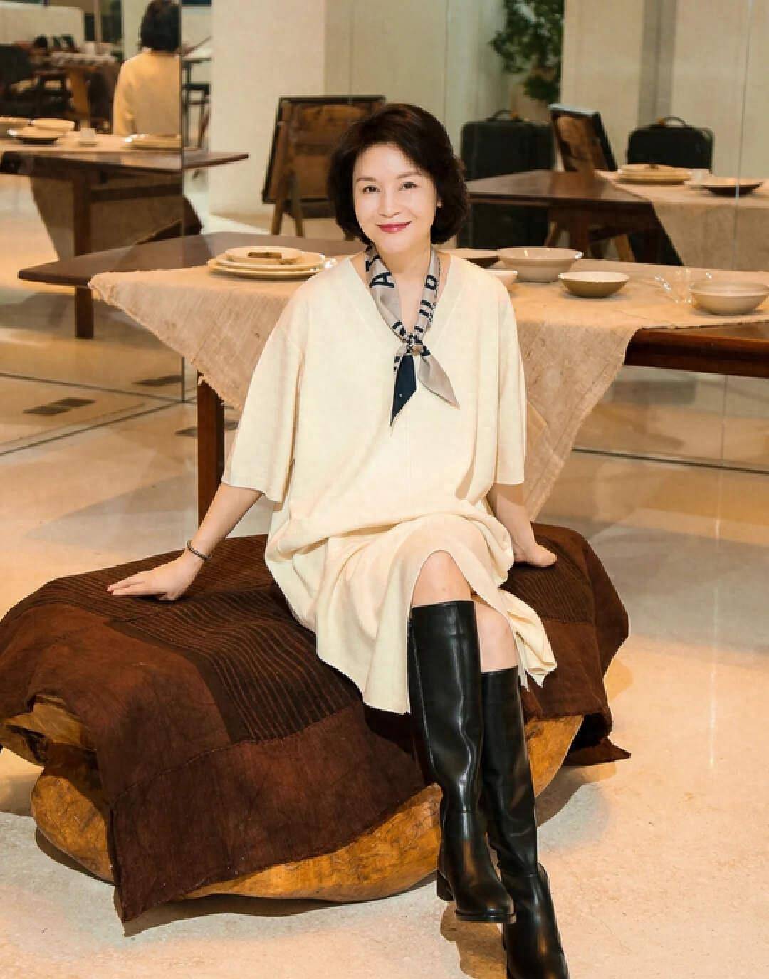 老丛珊的状态令我惊讶:61岁,头发花白,衣着优雅大方_丝巾_连衣裙_丝绸