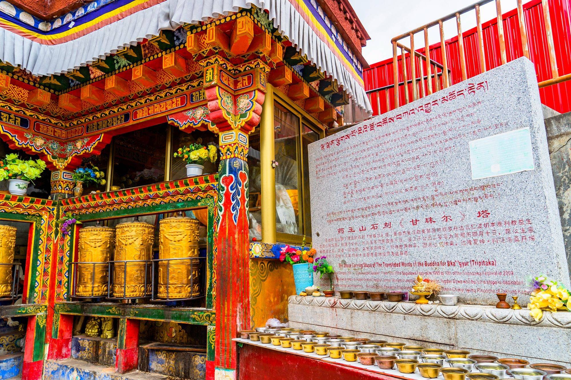 西藏药王山千佛崖,一座石窟艺术宝库,是拉萨旅游一处小众打卡地_信仰