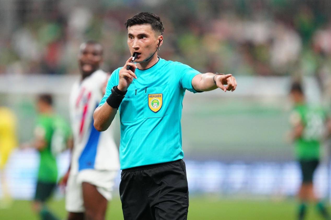 麦麦提江,新疆首位国际级足球裁判员会是他吗?_执法_中超_中国足协