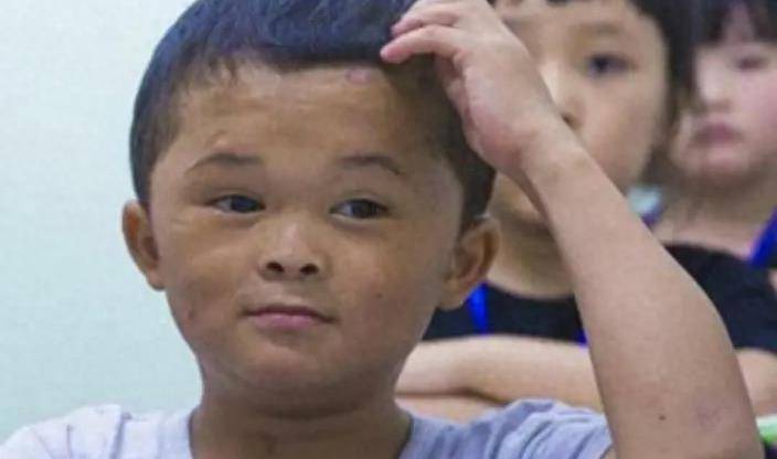 最终伴随着年岁的增长,因为范小勤荒废了学业,真正的变成了一个低能儿