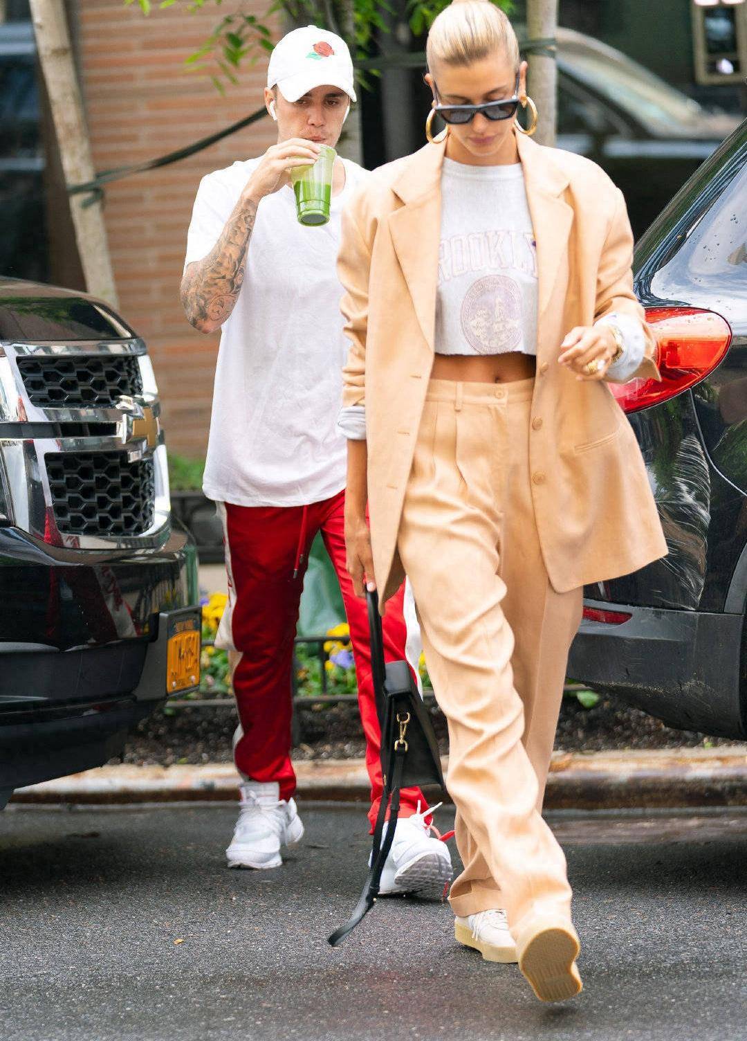 就在贾斯汀与模特海狸宣布订婚的同一天,赛琳娜因为精神状态不佳被送