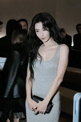 9月21日,张柏芝在米兰看秀的视频,从国外传了回来,视频中,43岁的张柏