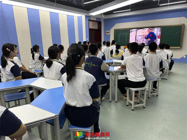 徐州市第三十一中学荣盛城校区组织师生观看"天宫课堂"第四课_实验舱