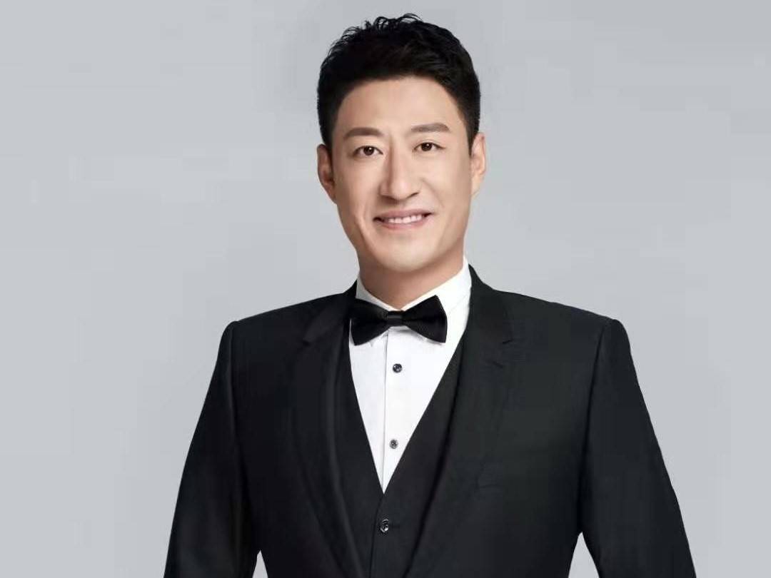 于震带娇妻回山东,祖宅白墙青瓦像四合院,站楼顶热舞被指不正经_老家