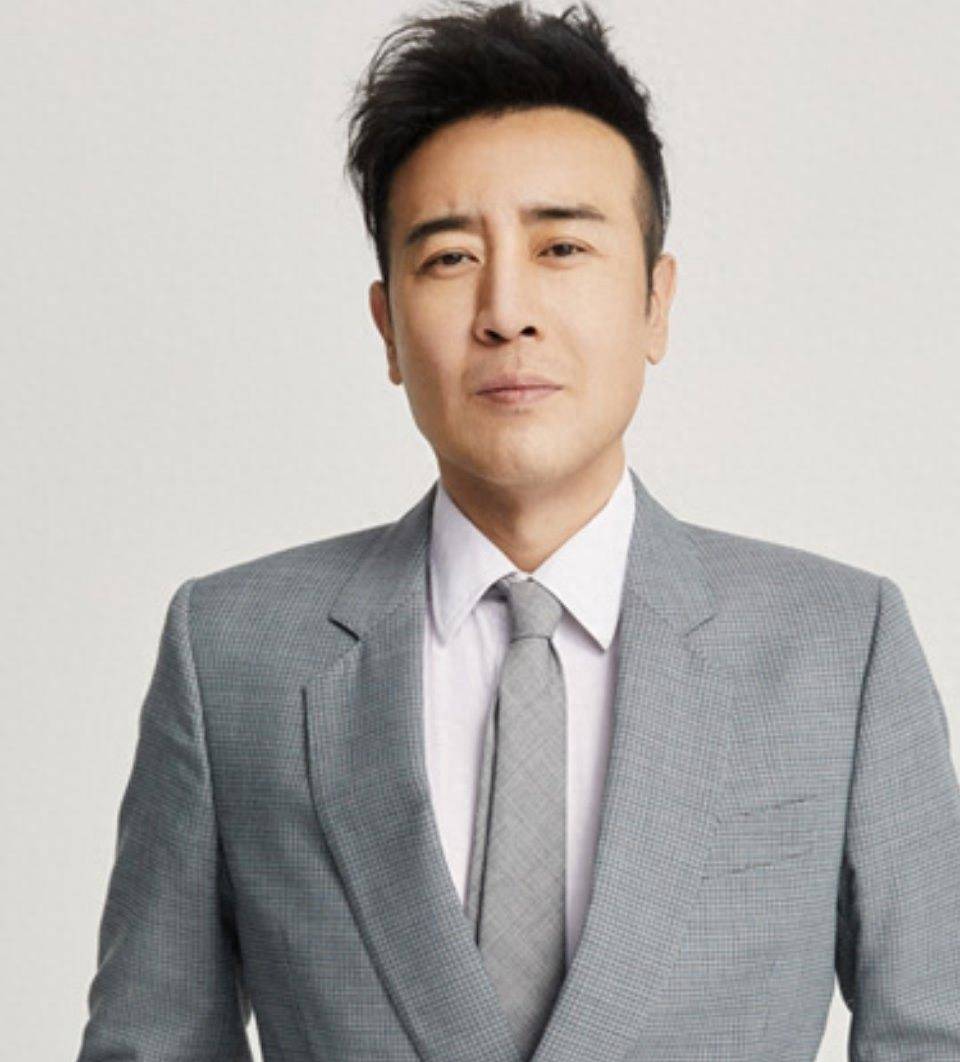 叔圈顶流于和伟,靠着蹦迪火出圈,却被爆潜规则女明星_刘备_王丽坤