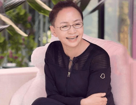 63岁宋丹丹三里屯逛街,身体虚弱被搀扶走路,拒绝合影被指耍大牌_网友