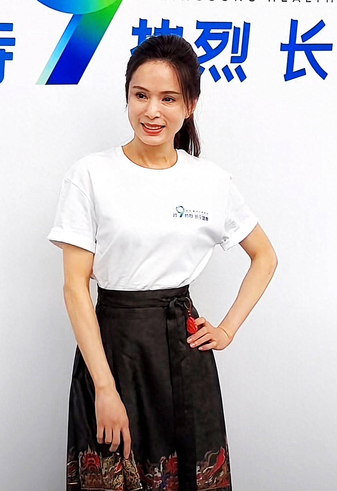 当年的小龙女曾经也是很多男人们心目中的女神.
