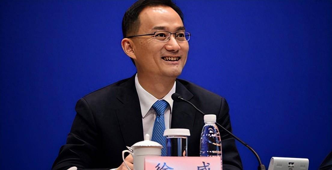 没多久,她就公布喜讯要嫁给大26岁的富商徐威.