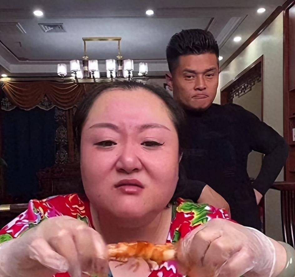 网红北京胖姐:拿命吃赚到2亿,疑似脑出血,称死后遗产全给老公_直播