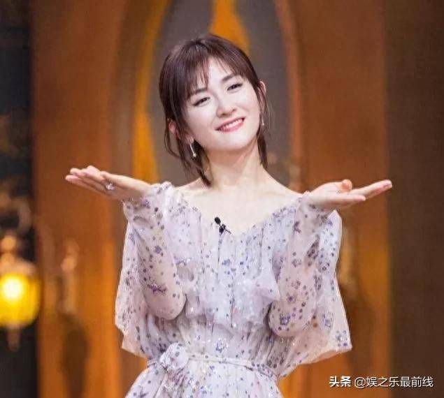 谢娜儿时旧照,对着课本大声朗诵,网友:真好学_小时候_节目_性格