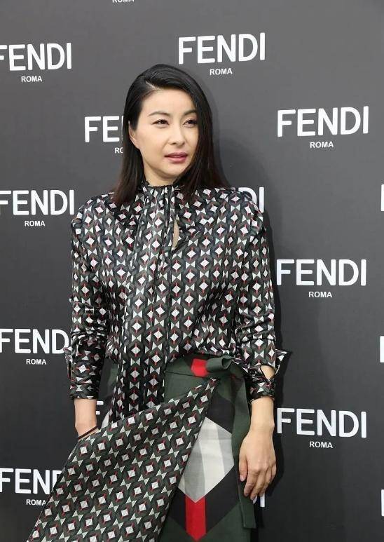 38岁郭晶晶终于时髦一把,穿一身几何配10厘米高跟鞋,这次很贵妇_活动