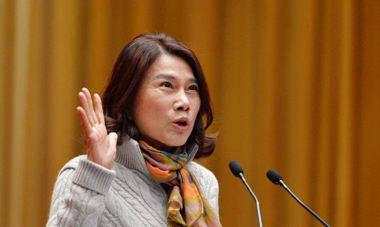 撒贝宁问董明珠:我去格力公司上班吗?