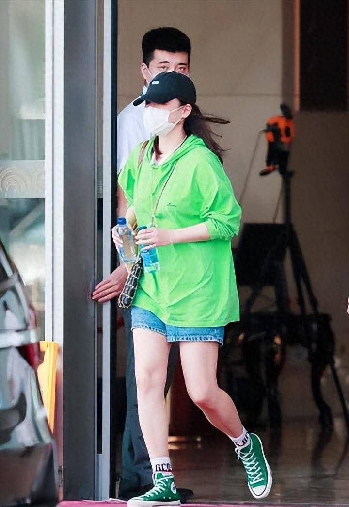 马思纯穿黑衣也显胖!你可爱的波波头搭配圆领,粗腿吸睛