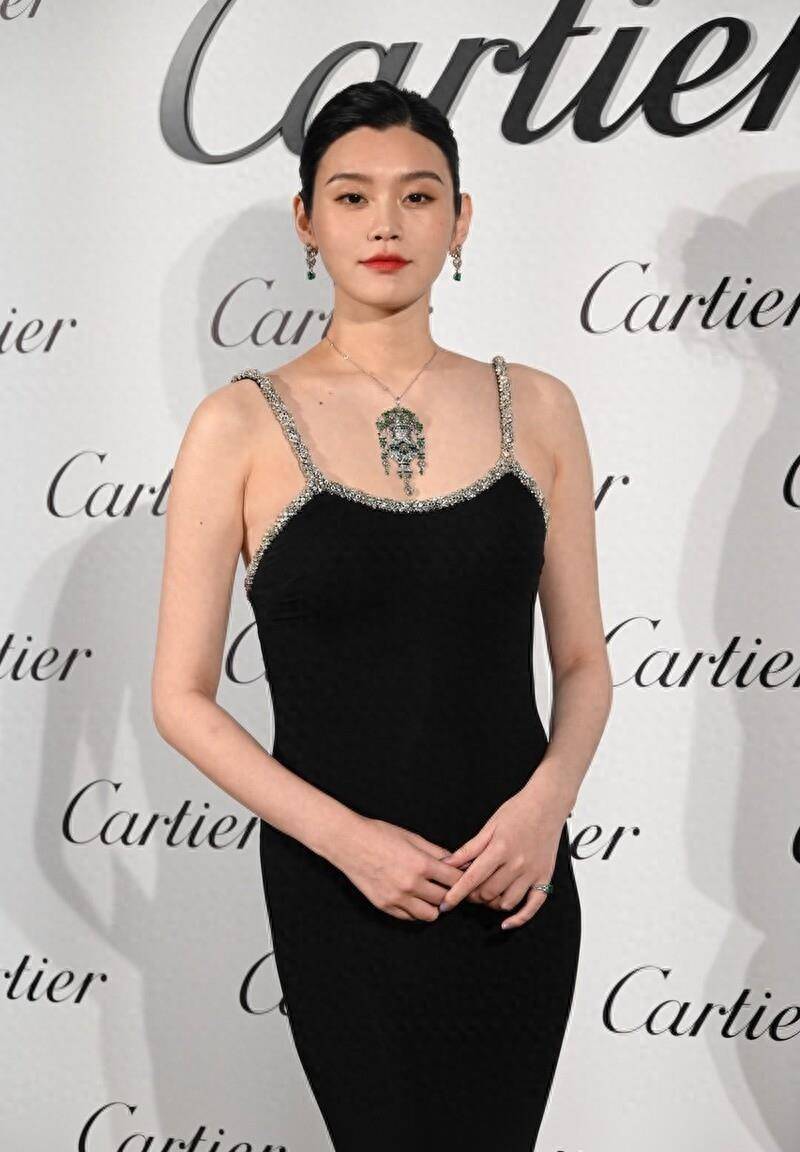 奚梦瑶美颜回来了,穿着宽松毛衣搭配瑜伽裤秀出"棍子腿",炫耀超模光环