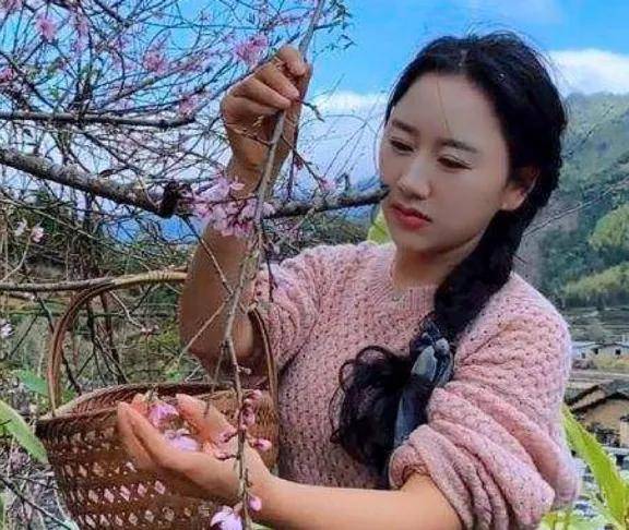 当年,拥有2000万粉丝的网红博主沈丹接到朋友求助:"帮我个小忙,你只要