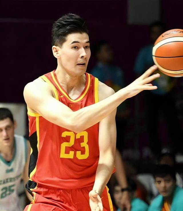第五名是周鹏,年龄比较大,在世界杯期间,还是男篮队长,而且竞技状态不