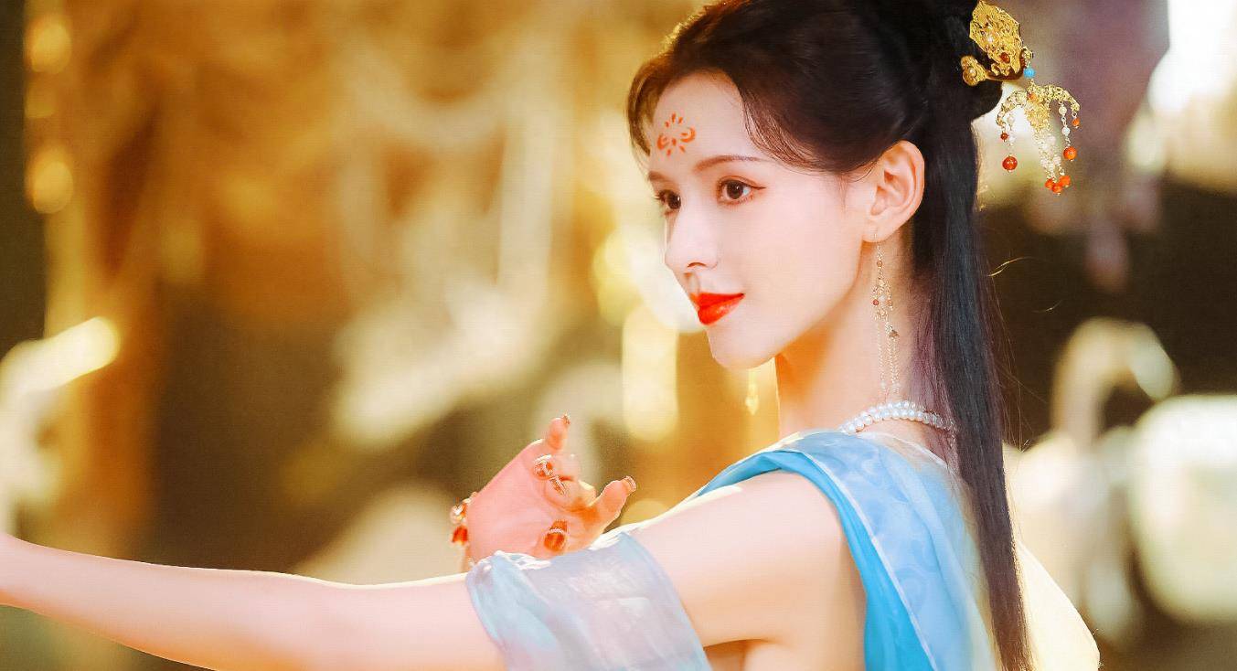 张予曦有着精致的小脸跟苗条的身材,当她换上古装之后仙气飘飘,简直就