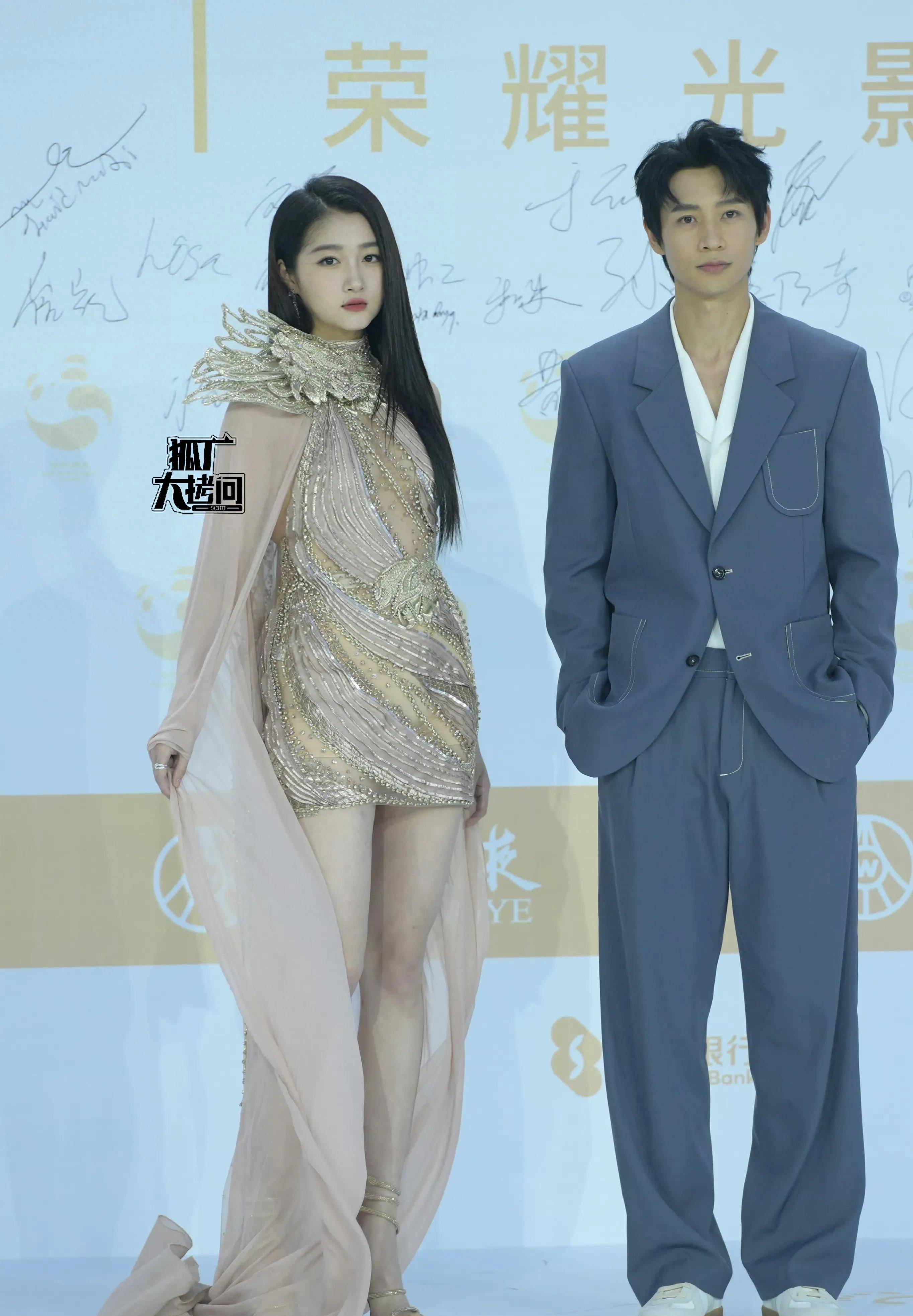 露腿,红毯穿高定没脖子,长腿超吸睛,靠腿上八百个热搜_网友_造型_魏晨