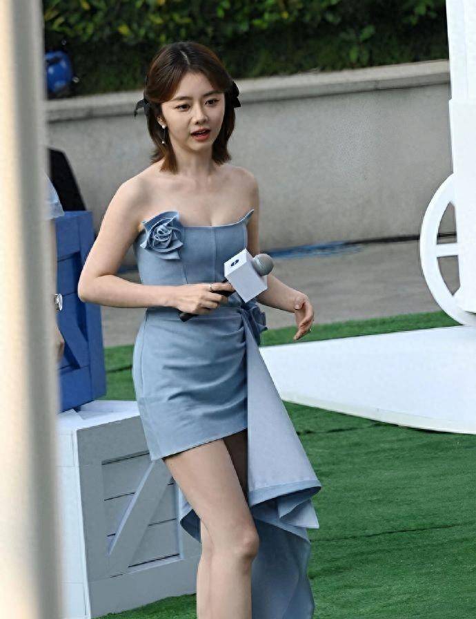 谭松韵的照片被曝光,身穿淡蓝色抹胸连衣裙秀出大长腿,笑容如初恋_这