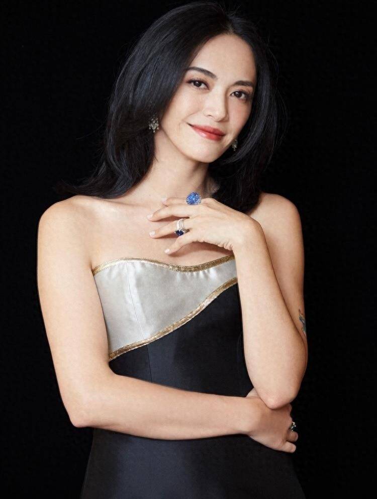 43岁姚晨,时尚万种时尚妩媚!_角色_演技_活动