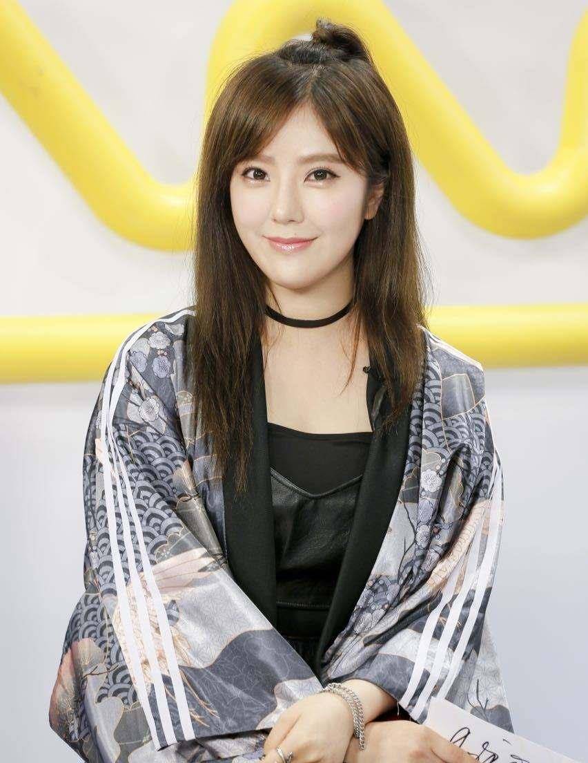 赵奕欢1987年出生于于吉林省,小时候家里很穷.