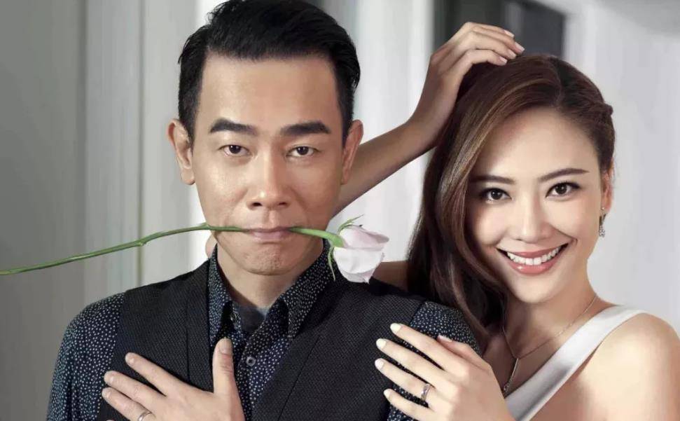 从"大哥"变成"怂鬼",陈小春是有多怕陈小春和应采儿接受采访,陈小春